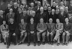 Dirac (front row 3rd from left), next to Éamon de Valera (front row 4th from left), Erwin Schrödinger (front row 2nd from right) at Dublin Institute for Advanced Studies in 1942