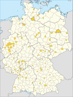 Map of German districts. Yellow districts are urban, while cream districts are suburban or rural.