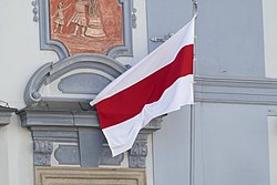 The former flag of Belarus, used in 1918, and then between 1991 and 1995, is widely used as a symbol of opposition to the government of Alexander Lukashenko.