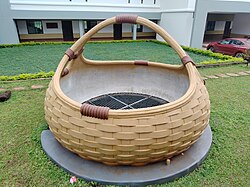 Well with a flower bag-shaped wall and podium