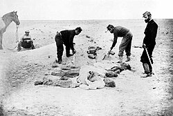 Chilean lieutenant Solo Zaldívar and two soldiers burying three Bolivian soldiers after the Battle of Tacna. The elevation behind them is also a burial ground of victims.