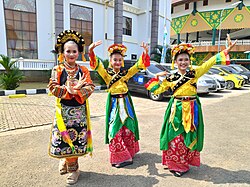 Betawi girl dancers