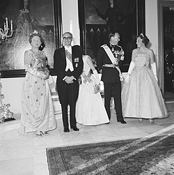 Frondizi with the queen of the Netherlands.