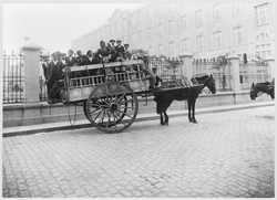 Italian immigrants aboard a cart at the Hotel de Inmigrantes in Buenos Aires