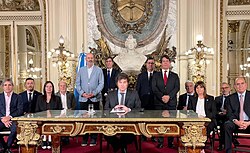 Milei announcing the decree alongside officials on 20 December 2023.