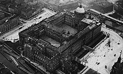 Berlin City Castle with the house An der Stechbahn #3–4 right in the midst of the top edge of the photo, the four-storied building, with wide arched windows on the third floor, housed the Bureau Grüber