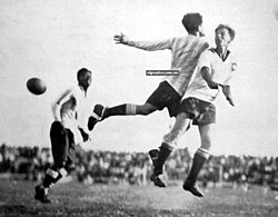Carlos Nascimento and Argentine Juan Bianchi jumping for the ball at 1925 South American Championship final