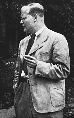 Bonhoeffer – among others – lecturer at the Finkenwalde preacher seminary, here at its later venue in Sigurdshof, August 1939