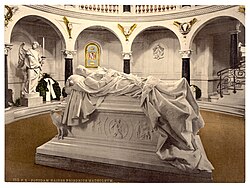 Kaiser-Friedrich-Mausoleum (Potsdam): Frederick is entombed in this sarcophagus, which bears his likeness on top.