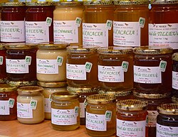 French honey from different floral sources, with visible differences in color and texture