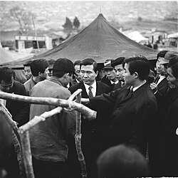 Kim Dae-jung, during his 1971 election campaign, visited the Gwangju Industrial Complex.