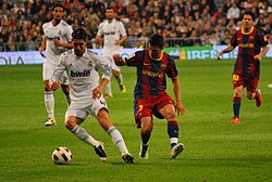 Villa challenging Sergio Ramos for the ball after scoring two goals in Barcelona's 5–0 victory over Real Madrid