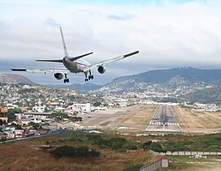 An American Airlines Boeing 757 landing at Toncontín International Airport