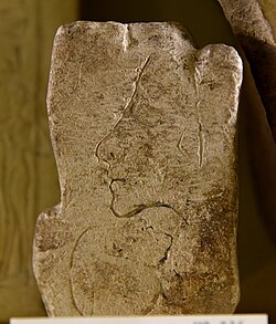 Limestone trial piece of a king, probably Akhenaten, and a smaller head of uncertain gender. From Amarna, Egypt – 18th Dynasty. Petrie Museum, London.
