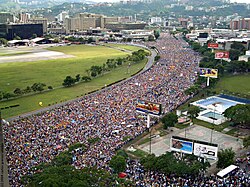 A 2004 rally against Chávez in Caracas, demanding his removal from the presidency