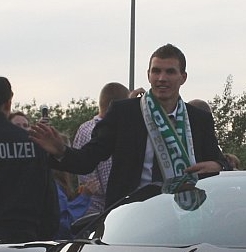 Džeko celebrating the 2008–09 Bundesliga title with VfL Wolfsburg