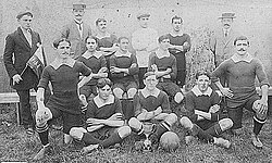 Independiente players with the club's first official trophy (1909)