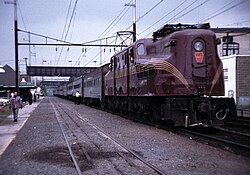A Pennsylvania Railroad class GG1 train, built for the Pennsylvania Railroad in the 1930s–1940s, hauls a commuter train into South Amboy station in 1981