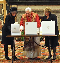Fernández de Kirchner (left) with Chilean President, Michelle Bachelet (right) and Pope Benedict XVI (center) commemorating Argentina and Chile friendship