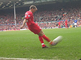 Steven Gerrard crossing the ball in a Premier League match