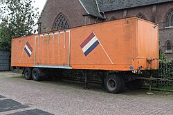 Full trailer with steered axle
