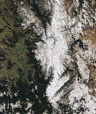 The Monaro Plains (right) are drier than the verdant western upslopes (left) as they lie in a rain shadow. (View of the Snowy Mountains region)