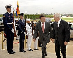 Minister Santos with his counterpart, U.S. Secretary of Defence Robert Gates, during a visit to the Pentagon in 2008