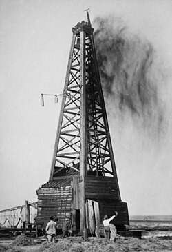 An oil derrick in Okemah, Oklahoma in 1922
