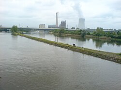 The Neckar in Neckarsulm, in the background the coal power station of Heilbronn