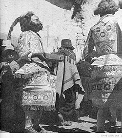 Moreno in the locality of Ichu, Puno depicting what is believed to be Morenada dancers between the centuries 19th and 20th.