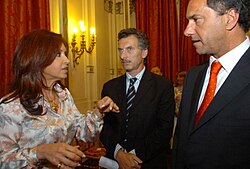 Macri (center) with President Cristina Fernández de Kirchner (left) and Buenos Aires Governor Daniel Scioli (right) in 2008