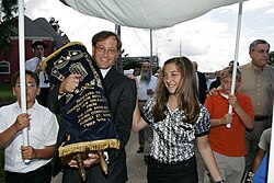 Hayley Fields leading new Torah dedication ceremony at Beth Israel Congregation on August 27, 2006