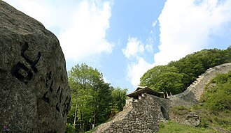 Namhansanseong was the site of a siege by the Manchu invaders, where the Korean King surrendered to the Manchus after a 41 days siege in 1637.