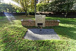 Spinoza's memorial plaque in the churchyard of the Nieuwe Kerk. When he was buried, no tombstone or plaque was prepared. His vault was close to Johan de Witt's remains.