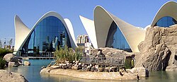 L'Oceanogràfic, located within the complex of the Ciutat de les Arts i les Ciències, is currently the largest aquarium in Europe, housing 45,000 animals of 500 species.[131]