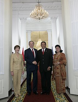President Yudhoyono and his wife Ani Yudhoyono greeting US President George W. Bush and his wife Laura Bush at Bogor Palace, November 2006