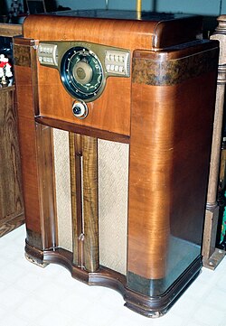 1938 Zenith Model 12-S vacuum-tube console radio, capable of picking up mediumwave and shortwave AM transmissions. "All Wave" receivers could also pick up the third AM band: longwave (LW).