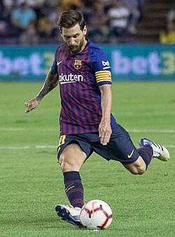 Messi taking a free kick against Real Valladolid in 2018