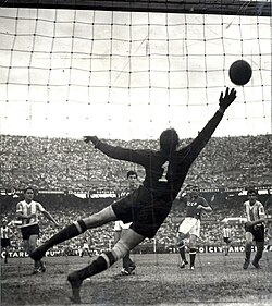 Lev Yashin trying to stop the shot by Argentine striker José Sanfilippo, during the match played at Buenos Aires in 1961. The Soviet Union won 2–1