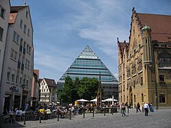 Ulm Marktplatz (market square) with town hall (right) and public library (center)