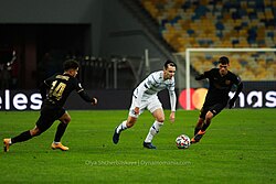Pedri dribbling with the ball