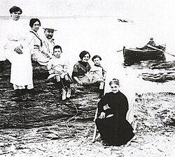 The Dalí family in 1910: from the upper left, aunt Maria Teresa, mother, father, Salvador Dalí, aunt Caterina (later became the second wife of father), sister Anna Maria, and grandmother Anna