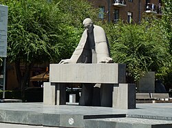 Monument to Alexander Tamanian at the Yerevan Cascade