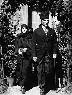 Kemal Atatürk and his wife Latife Uşakizade during a trip to Bursa in 1924