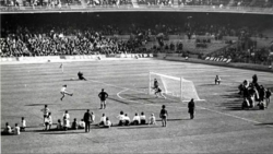 Barcelona women converting a kick during the penalty shoot-out on 25 December 1970