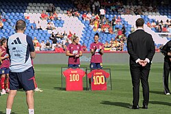 In 2022, Putellas achieved her 100th cap for Spain; she (centre left) was honoured for this in 2024.