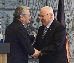 Gauck with Israeli President Reuven Rivlin in the Israeli President's residence. In the background is an Israeli volcanic ash artwork.