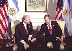 De la Rúa and US president George W. Bush in the White House in April 2001.