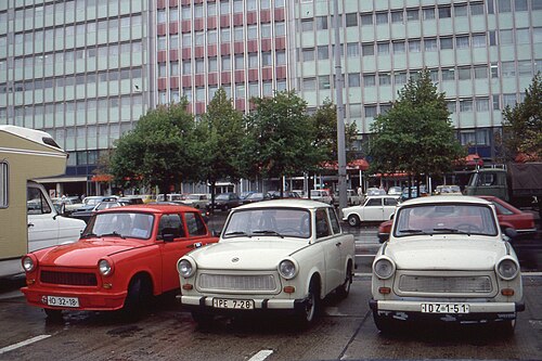 3 Trabants with East Berlin licence plates. The red car bears a plate in the "Western" typeface.