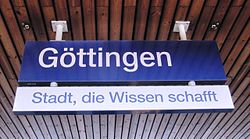 Sign at Göttingen train station displaying the motto Stadt, die Wissen schafft ("City that creates knowledge", playing also with the German word "Wissenschaft", English "science")